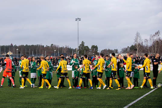 Hässleholms och Elfsborgs spelare hälsar varandra