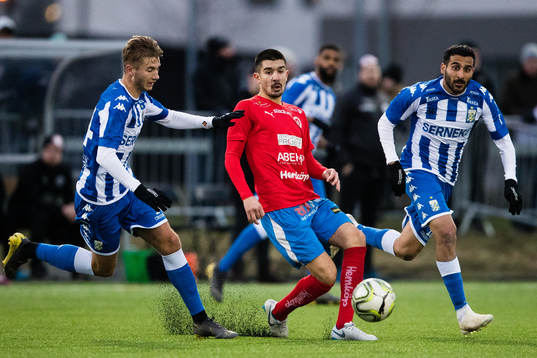 Nyköpings Alen Ahmetovic i kamp om bollen med IFK