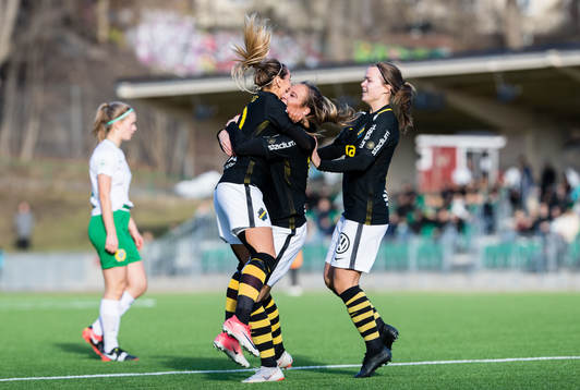 AIKs Elsa Törnblom (m) gör 0-1 och omfamnas av Malin Broberg