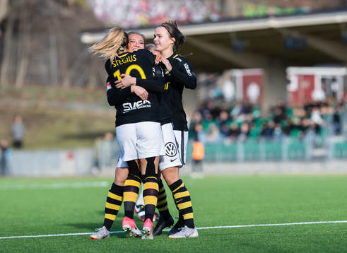 AIKs Elsa Törnblom (m) gör 0-1 och omfamnas av Malin