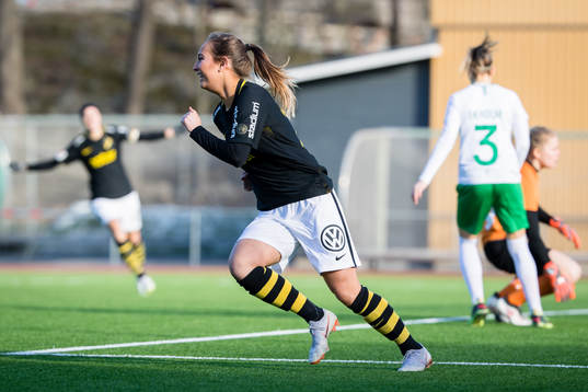 AIKs Elsa Törnblom jublar efter att ha gjort 0-1