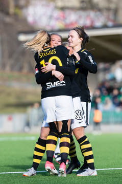 AIKs Elsa Törnblom (m) gör 0-1 och omfattas av Malin