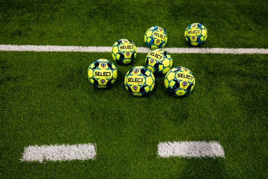 Fotbollar på konstgräset på Tele2 Arena