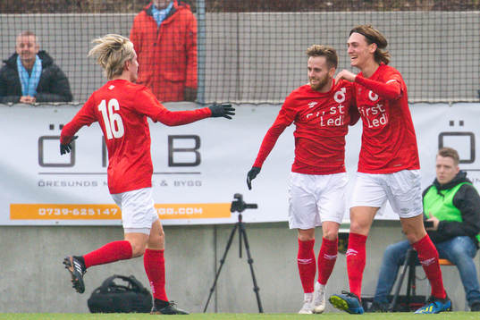 Degerfors Rasmus Alm jublar med Gustav Granath och Viktor Götesson