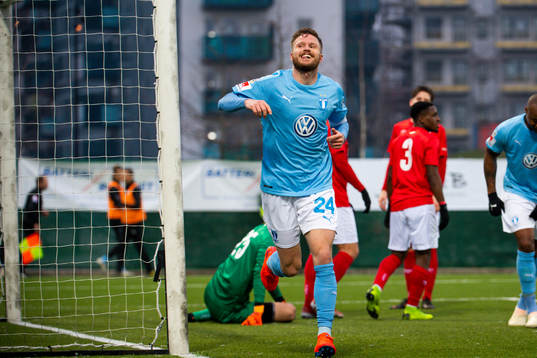 Malmö FFs Lasse Nielsen jublar efter han gjort 2-1