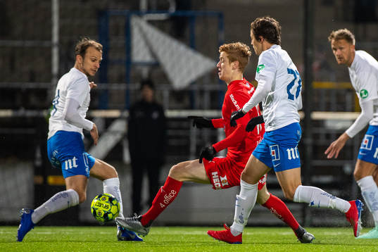 Värnamos Daniel Ask i kamp med Norrköpings Andreas Johansson och Simon Thern