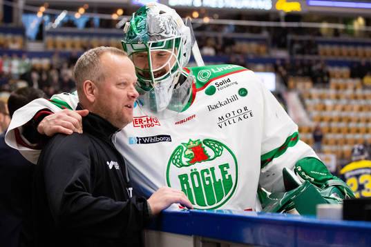 Rögles målvakt Ville Kolppanen och materialförvaltare