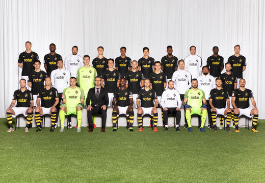  Magnar Ødegaard, Chinedu Obasi, Materialförvaltare Håkan Sjöberg, Saku Ylätupa, Bilal Hussein, Tarik Elyounoussi, Heradi Rashidi, Individuell tränare Sean O'Shea, Enoch Kofi Adu, Rasmus Lindkvist. Mittenledet från vänster: Jesper Nyholm, Målvaktstränare Kyriakos Stamatopoulos, Samuel Brolin, Daniel Granli, Robin Jansson, Adam Ben Lamin, Fystränare Johan Svensson, Chefsnaprapat Luis Oyarzo, Robert Lundström. Sittande från vänster: Daniel Sundgren, Per Karlsson, Oscar Linnér, Chefstränare Rikard Norling, Henok Goitom, Sebastian Larsson, Assisterande tränare Patric Jildefalk, Budimir Janoševic, Anton Salétros, Panajotis Dimitriadis.