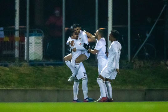 Dalkurds Rawez Lawan jublar med lagkamrater