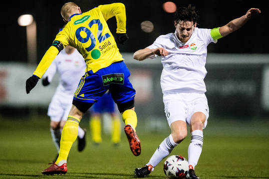 Eskilsminnes Emil Åberg (ryggen mot kameran) och Dalkurds