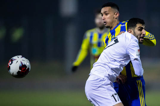 Eskilsminnes Samuel Aziz i duell med Dalkurds Ferhad Ayaz