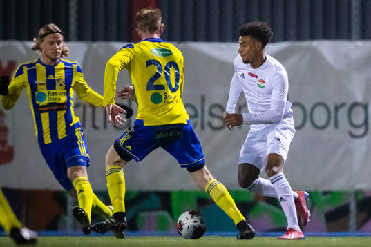 Dalkurds Joseph Ceesay och Eskilsminnes Oliver Åkerman och