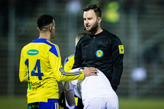 Domare Mirza Kazic i diskussion med Eskilsminnes Samuel Aziz och Dalkurds Ferhad Ayaz