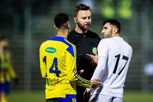 Domare Mirza Kazic i diskussion med Eskilsminnes Samuel Aziz och Dalkurds Ferhad Ayaz