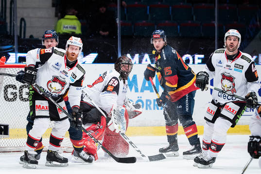 Djurgårdens Jakob Lilja framför Malmö Redhawks Jens