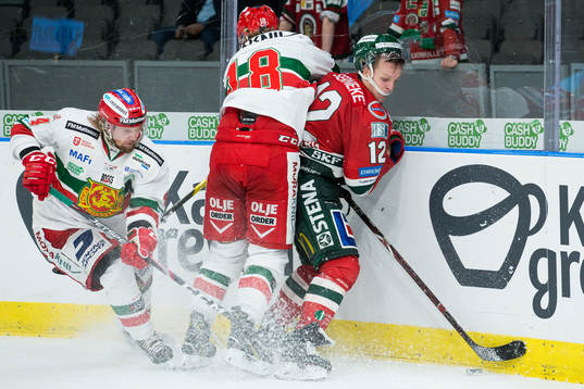 Moras Emil Aronsson tacklar Frölundas Max Friberg