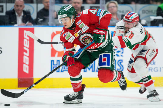 Frölundas Rhett Rakhshani före Moras Oskar Svanlund