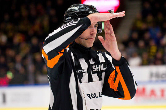 Domare Linus Öhlund visar timeout