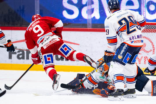 Timrås Rickard Palmberg framför Växjös målvakt Viktor