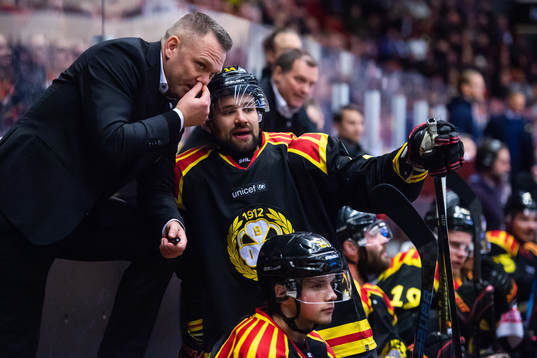 Brynäs assisterande tränare Mikael Holmqvist och Johan
