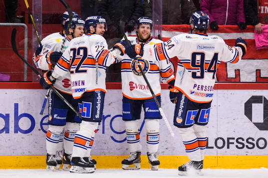 Växjös Brendan Shinnimin jublar med lagkamrater