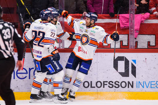 Växjös Brendan Shinnimin jublar med lagkamrater