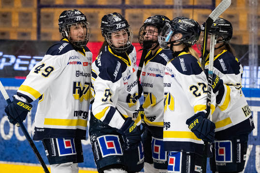 s Maja Jakobsson jublar