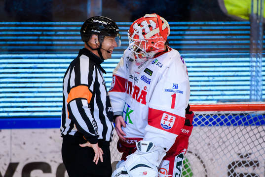 Domare Sören Persson i samtal med Timrås målvakt Victor