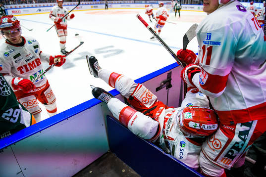 Timrås Emil Berglund åker över sargen