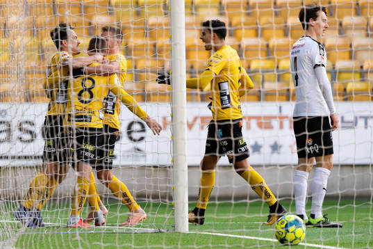 Elfsborgs spelare jublar efter 1-1 av Samuel Holmén (rygg mot kameran)