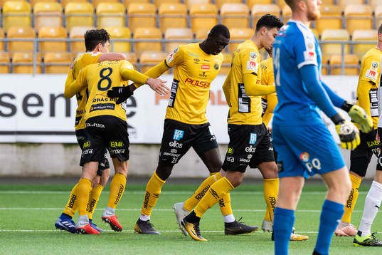 Elfsborgs Samuel Holmén kramas om av Stefan Ishizaki och Marokhy Ndione efter att gjort 1-1