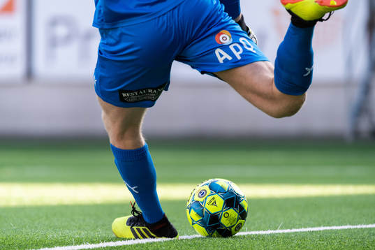 Den officiella allsvenska matchbollen vid en utspark