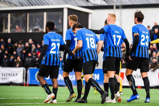 Sirius Jesper Arvidsson jublar med lagkamrater efter 1-0