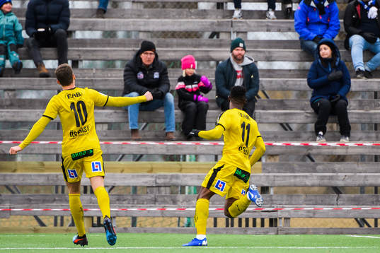 Halmstads Gabriel Gudmundsson och Sadat Karim jublar efter 1-2