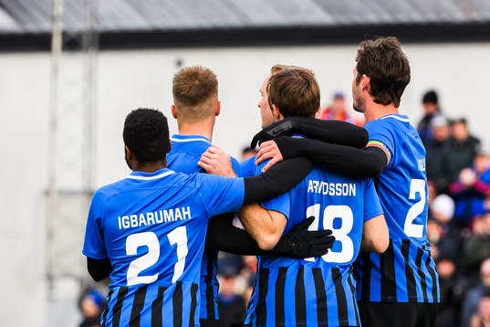 Sirius Jesper Arvidsson jublar med lagkamrater efter 1-0