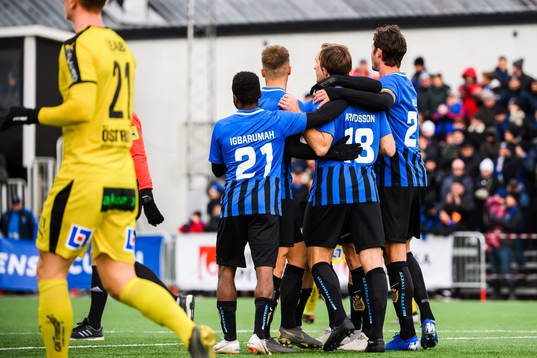 Sirius Jesper Arvidsson jublar med lagkamrater efter 1-0