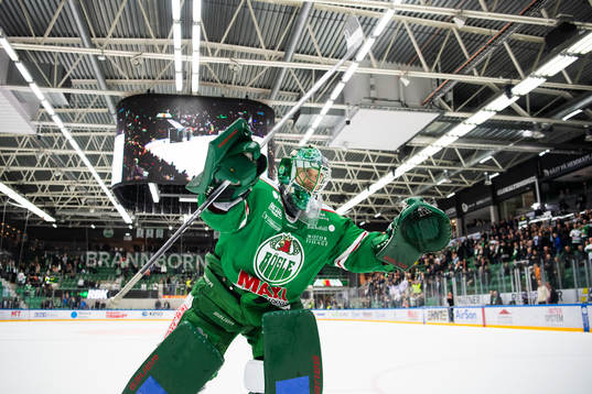 Rögles målvakt Ville Kolppanen jublar