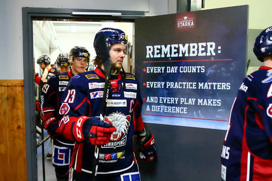 Linköpings Andrew Gordon före ishockeymatchen i SHL