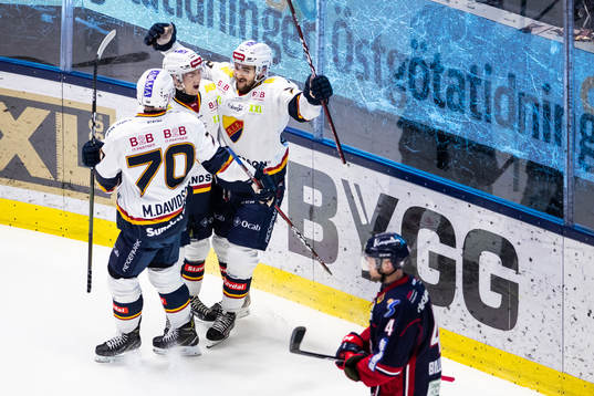 Djurgårdens Emil Bemström jublar med lagkamrater