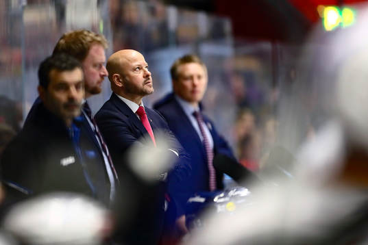 Linköpings tränare Tommy Jonsson ser på klockan