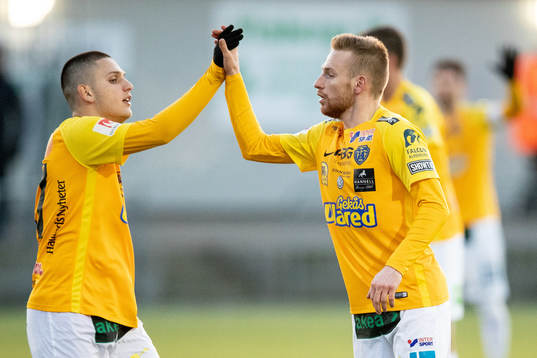 Falkenbergs Tobias Englund och Edi Sylisufaj jublar
