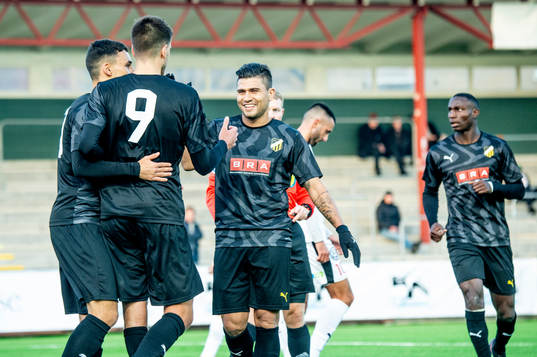 Häckens Paulo De Oliveira jublar åt Häckens Alexander Jeremejeff efter 0-4