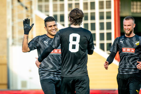 Häckens Paulo De Oliveira jublar tillsammans med Erik Friberg efter 0-3