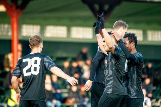 Häckens Paulo De Oliveira jublar efter 0-3 med lagkamraterna