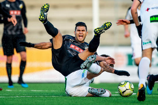 Rosengårds Hannes Cederholm bjuder Häckens Paulo De