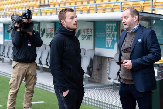 AIKs Sebastian Larsson pratar med Norrbys ordförande Fredrik Hjelm