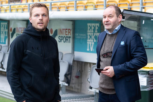 AIKs Sebastian Larsson pratar med Norrbys ordförande Fredrik Hjelm