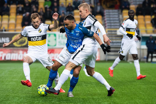 Norrbys Richard Yarsuvat och AIKs Sebastian Larsson samt