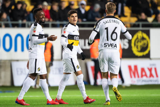 AIKs Heradi Rashidi, Tarik Elyounoussi och Anton Salétros jublar efter att Tarik gjort 1-1