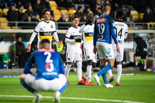 AIKs Tarik Elyounoussi (mitten) jublar med lagkamrater efter att han gjort 1-1